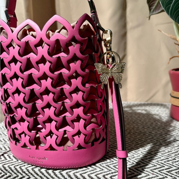Kate Spade “Spade Flower” Cutout Dorie Bucket Bag - Pink - 2019 - NWOT - Picture 2 of 16